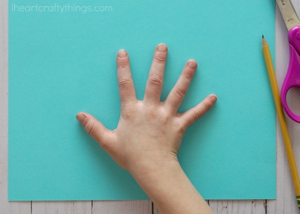 This DIY back-to-school time capsule is a fun way to preserve first day of school memories. Fun back-to-school activities for kids.