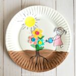 Paper plate growing flower craft for kids to enjoy for a spring craft. Easy craft for Preschoolers, watching their flowers grow out of the soil.