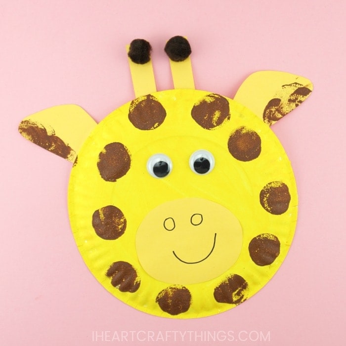 A simple way for kids to create a paper plate giraffe craft. Fun animal crafts after visiting the zoo, summer kids craft and paper plate craft.