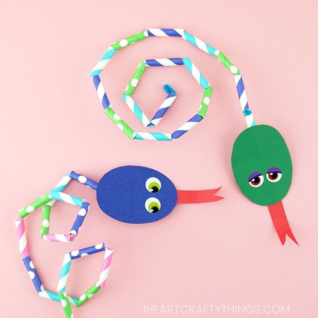 Cut up patterned paper straws and use them to design a bendy snake craft. Great for working on patterns and working fine motor muscles. Fun summer kids craft and animal crafts.
