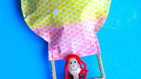 This bubble wrap hot air balloon craft makes a great summer craft for kids. Kids will love painting with bubble wrap to make their hot air balloon craft.