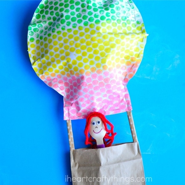 This bubble wrap hot air balloon craft makes a great summer craft for kids. Kids will love painting with bubble wrap to make their hot air balloon craft.