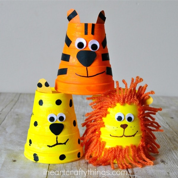 This adorable foam cup tiger craft is simple to make and kids will love playing with it afterwards. Also see how to make a foam cup cheetah and foam cup lion within the post. Great animal craft for kids, zoo craft, preschool crafts and summer kids craft.