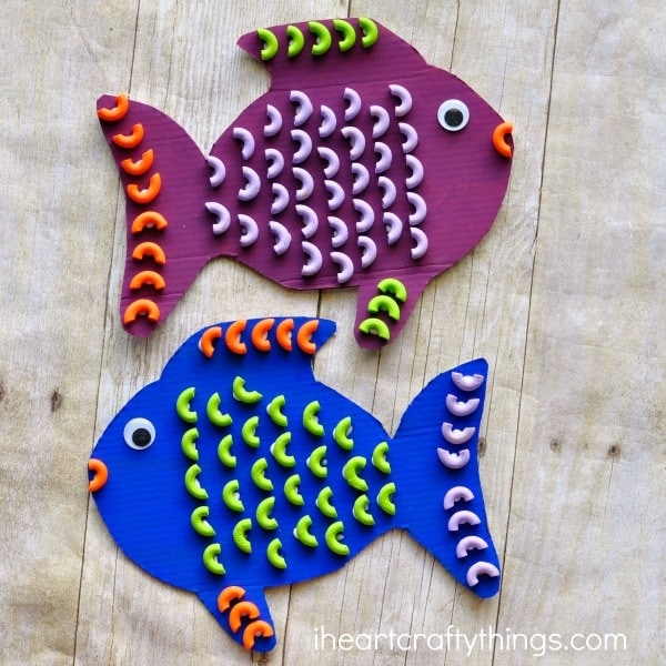 Elbows Macaroni Pasta is the perfect shape for making a fun and colorful pasta fish craft for kids. Great ocean kids craft and summer kids craft.