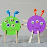 This recycled CD monster craft is perfect as a Halloween craft but it can also be made year round when coupled with a monster themed book. Fun Halloween kids craft, fall craft for kids and preschool craft.