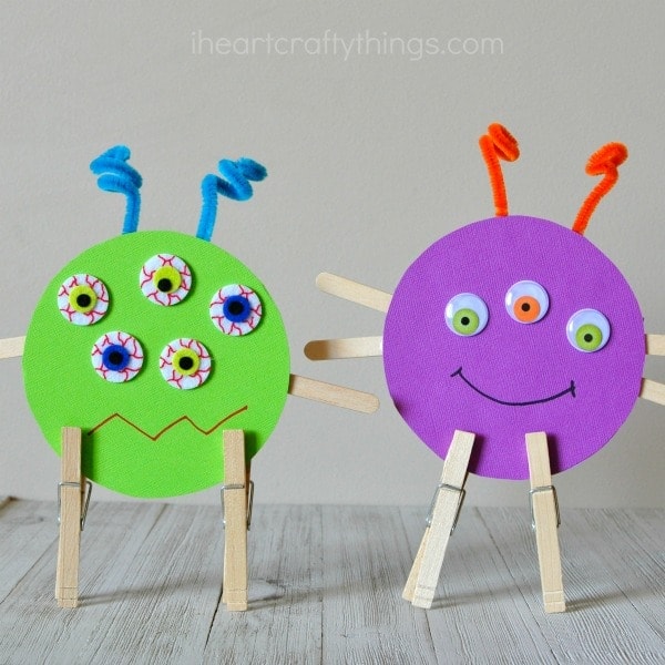 This recycled CD monster craft is perfect as a Halloween craft but it can also be made year round when coupled with a monster themed book. Fun Halloween kids craft, fall craft for kids and preschool craft.