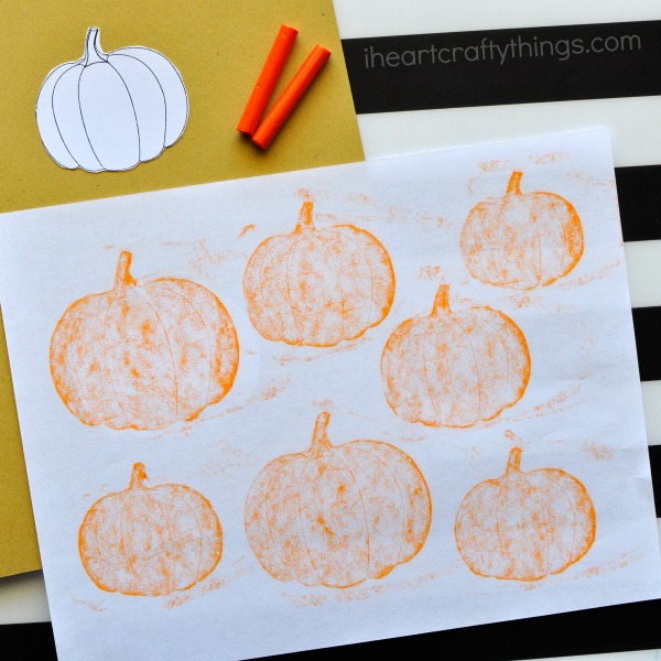 This simple crayon rubbing pumpkin patch craft makes a perfect kid craft after visiting a pumpkin patch. Great fall kids craft, Halloween kid craft, pumpkin craft for kids and preschool craft.