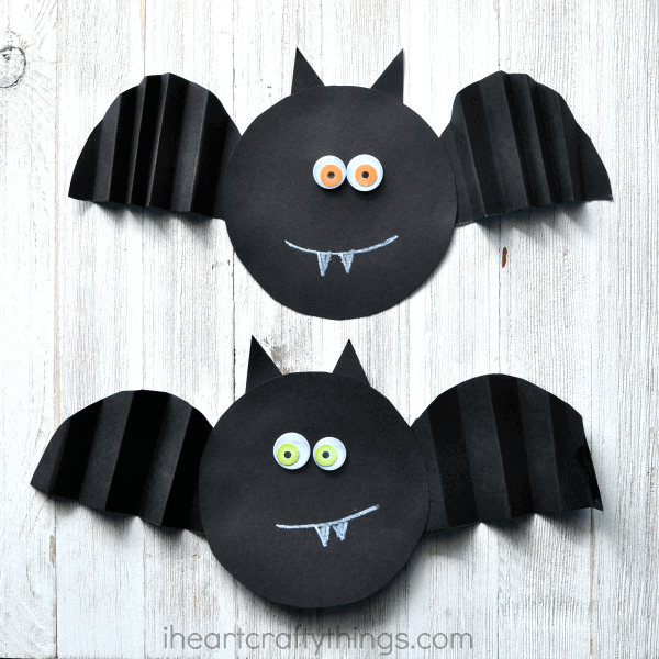 This simple accordion fold paper bat craft makes a great Halloween kids craft, preschool Halloween craft and family fun activity.