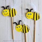 Cute and easy DIY Bee Puppets for kids. Fun insect craft for kids, spring kids craft, summer kids craft and bee craft for kids.