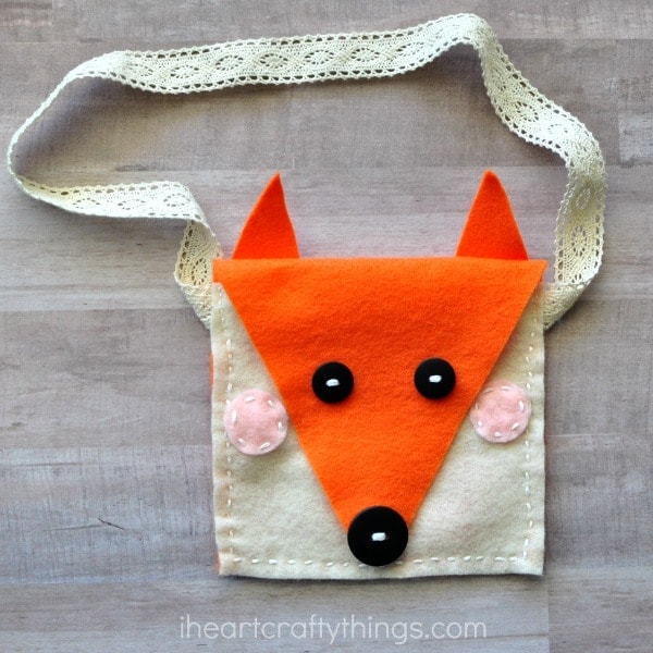 This DIY felt fox purse is an easy sewing craft for kids or is a simple sewing project for parents to make for kids. Fun beginning sewing project for kids.