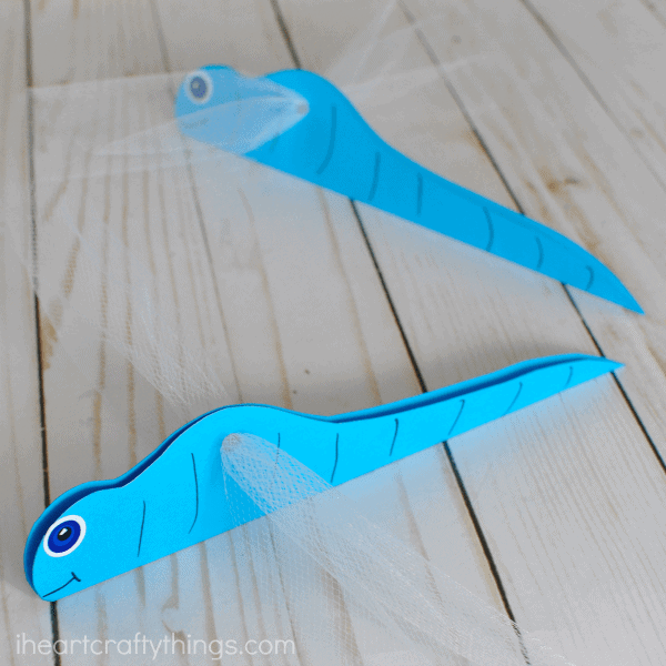 Make this simple paper dragonfly craft after learning about insects in the spring. Fun insect craft for kids and spring kids craft that includes a pattern.