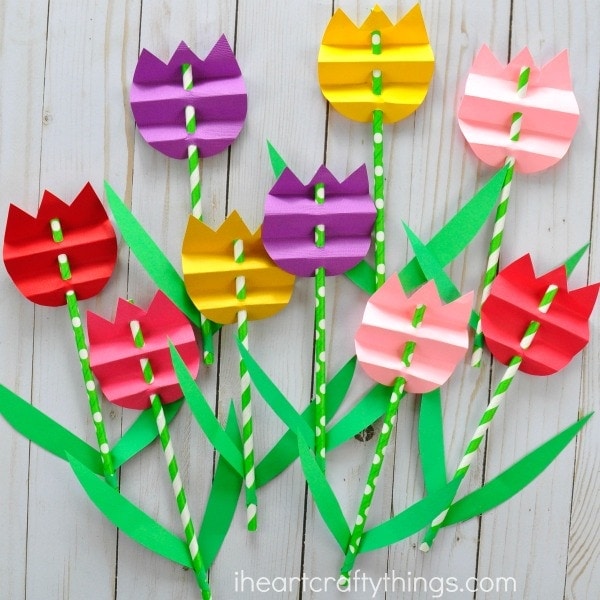 Pretty paper straw tulip craft for kids, perfect for a spring kids craft, spring flower craft for kids and flower kids craft.