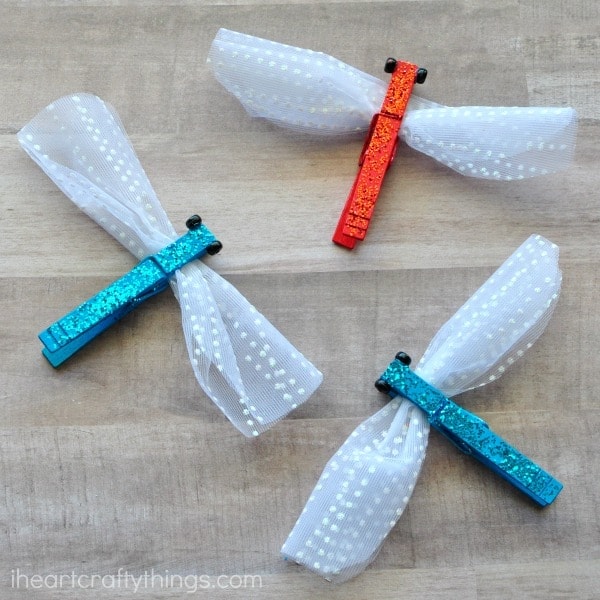 This sparkly clothespin dragonfly craft is great for an insect craft, summer kids craft, spring kids craft, bug crafts for kids and dragonfly kids craft.