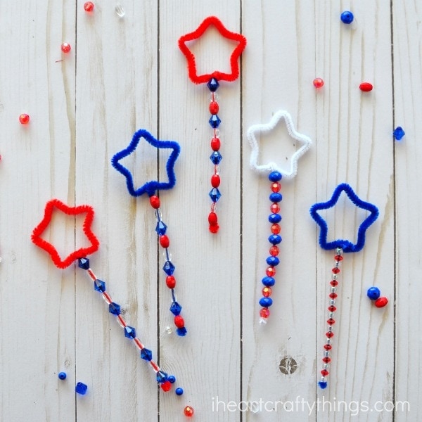 These Patriotic DIY Bubble Wands are a great summer activities for kids, summer kids craft, Fourth of July activities for kids and Fourth of July Crafts.
