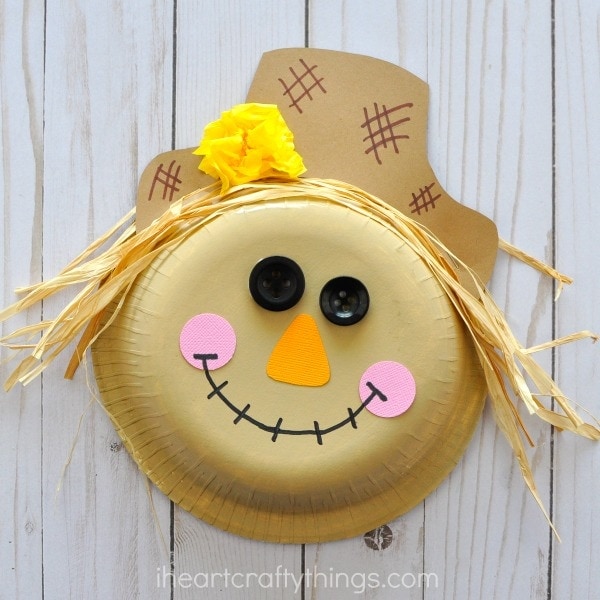 Adorable paper bowl scarecrow craft that is perfect for a fall kids craft and harvest kids craft. Fun fall theme bulletin board ideas for the classroom.