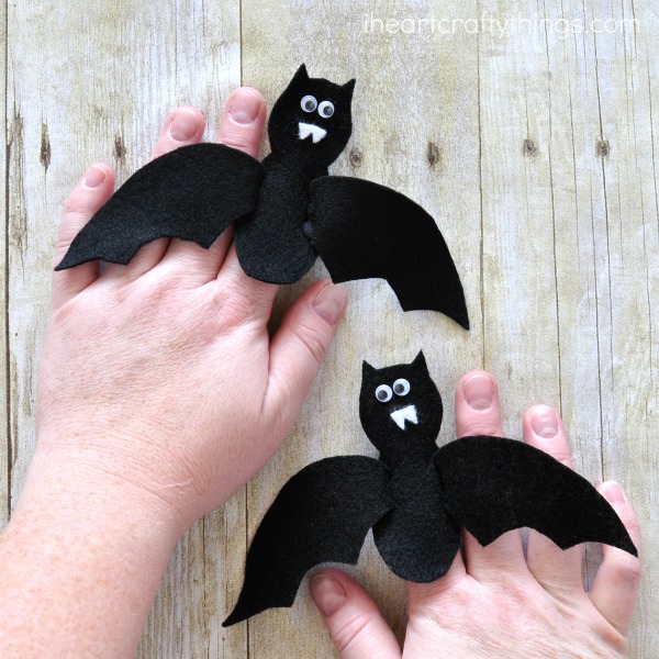 Make these cute felt bat finger puppets for a fun Halloween Kids Craft. Playful finger puppets craft for kids and Halloween bat crafts.