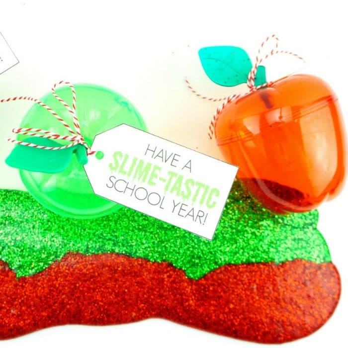 These slime party favors are perfect for a back to school party or fall apple theme party for kids. Get the simple slime recipe and printable gift tag.
