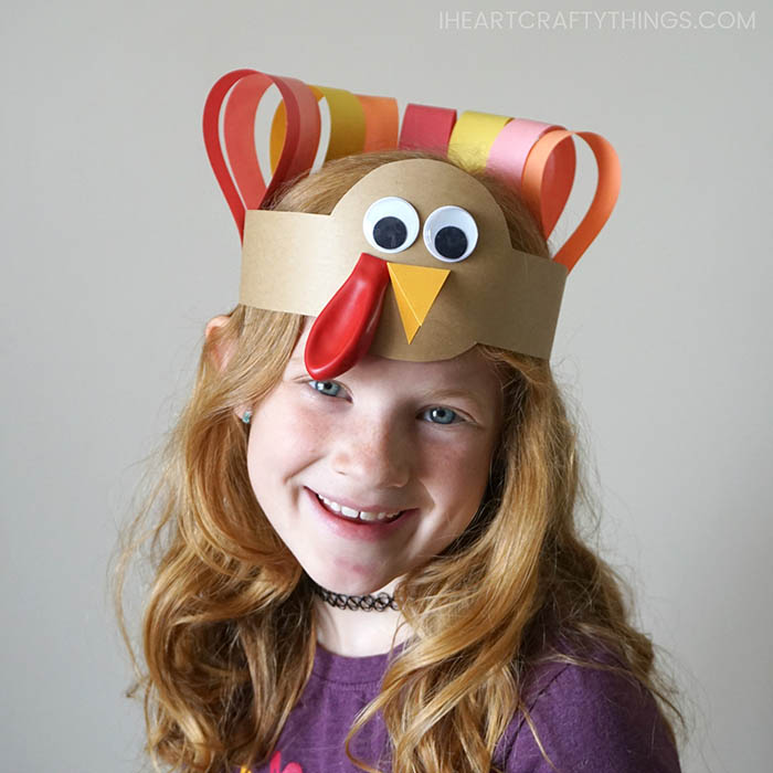 Kids will love making this turkey headband as a fun Thanksgiving craft. Easy Thanksgiving craft for kids and DIY turkey headband craft.