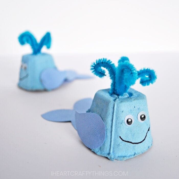 ¡Este Egg Carton Whale Craft no solo es divertido para los niños, sino que es una adorable embarcación reciclada!