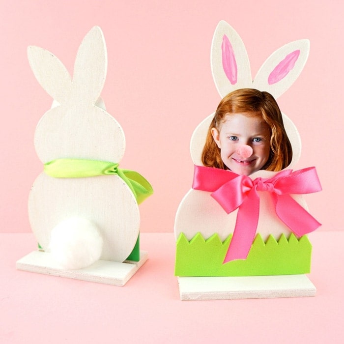 Adorable DIY Bunny Photo Frame -Easy Easter keepsake craft for kids to make for an Easter gift. Personalized bunny photo craft kids can make for Easter.