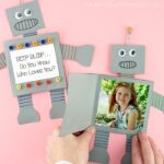 How to make a paper robot card for Father's Day, Mother's Day or any time of the year. Simple and easy Father's Day card for preschoolers and kids to make!